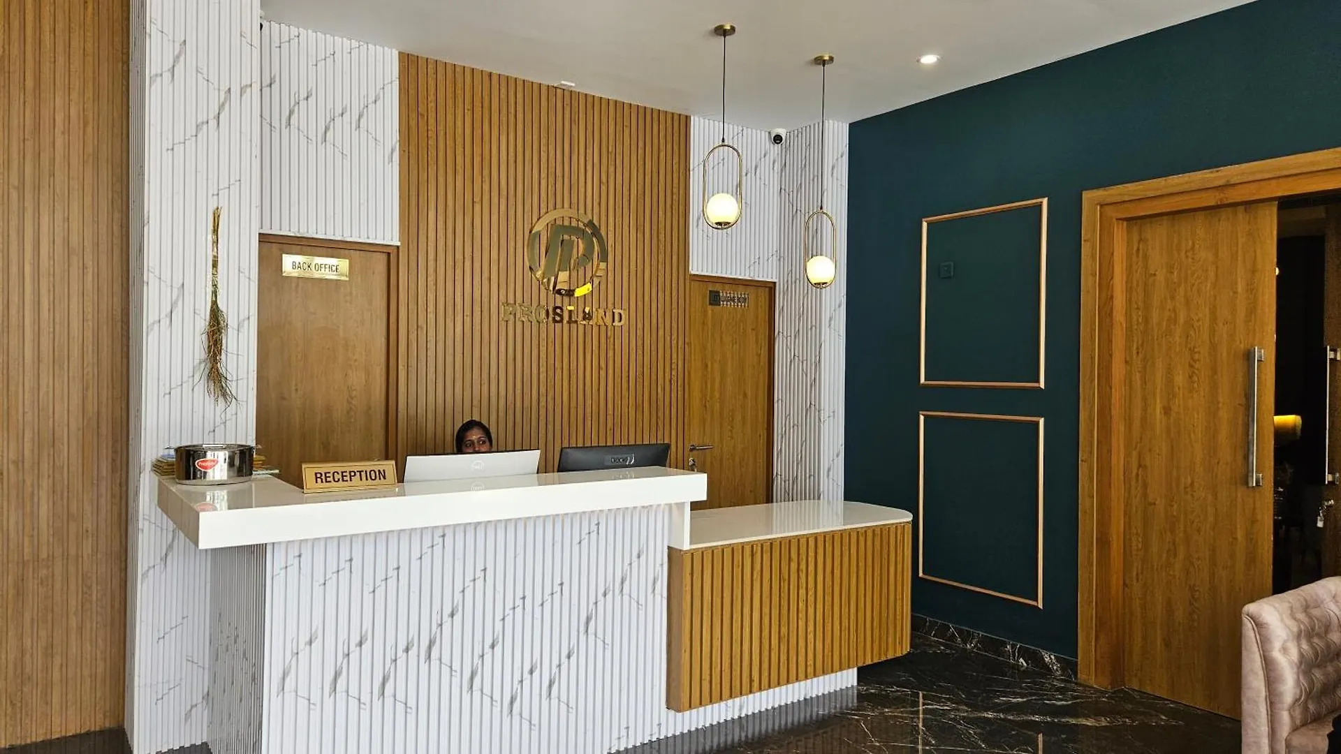 Prosland Hotel Tirur